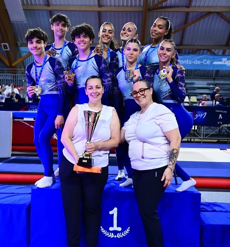 Justine Delespaul, coach, sur le podium des Championnats de France de Gymnastique 2025 avec l'équipe du CMS Marignane